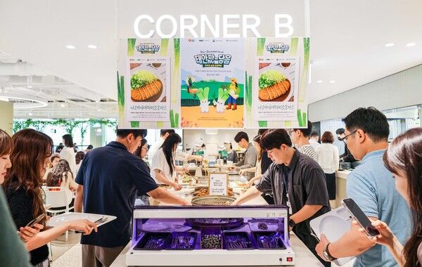 현대그린푸드가 운영하는 단체급식 사업장에서 태안군 대파를 활용한 특별 메뉴를 받기 위해 줄을 서고 있는 모습. 현대그린푸드 제공 [뉴스락]