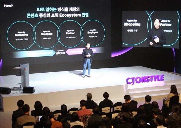 지난해 말 열린 사내&nbsp;AI&nbsp;컨퍼런스&nbsp;'AI CON'에서 성동훈 플랫폼본부장이&nbsp;AI로 일하는 방식에 대해 설명하고 있다.&nbsp;