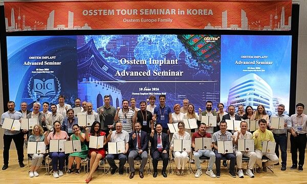 지난 10일 '오스템 유럽 투어 세미나 2026(Osstem Europe Tour Seminar 2026)'에 참가한 유럽 9개국 치과의사들이 서울 강서구 오스템임플란트 트윈타워에서 진행된 세미나 후 수료증을 받고 기념 촬영을 하고 있다. 오스템임플란트 제공 [뉴스락]