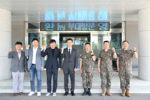 (좌측 네 번째부터) 변경구 hy 대표이사, 최석윤 제25보병사단장. hy 제공 [뉴스락]