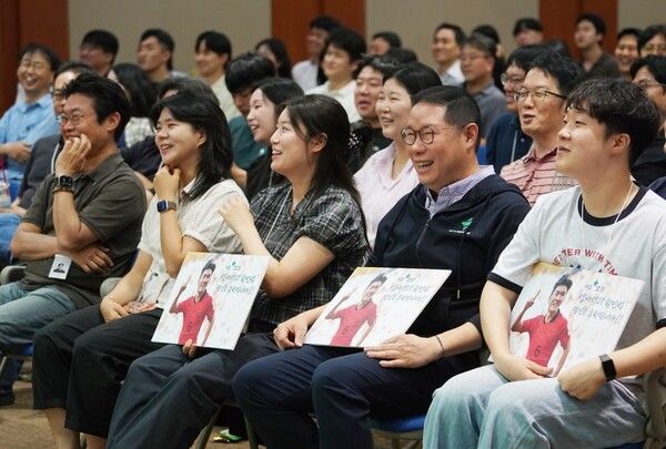 조현상&nbsp;HS효성 부회장이 임직원들과 함께 월드컵 응원을 하고 있다. HS효성 제공 [뉴스락]