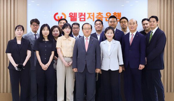 웰컴금융그룹 손종주 회장(앞줄 가운데)이 분당수내역지점에서 임직원들과&nbsp;기념 사진을 촬영하고 있다. 웰컴저축은행 제공 [뉴스락]