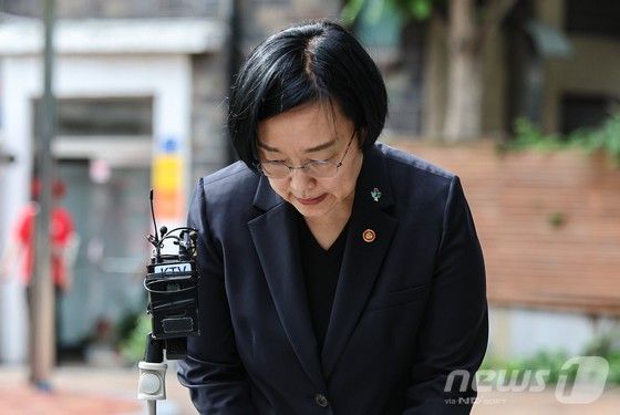 한성숙 국무총리 후보자가 22일 서울 종로구 금융감독원 연수원에 마련된 인사청문회 준비 사무실에 출근하며 모두의 창업 정보유출 사태에 대해 고개숙여 사과하고 있다.&nbsp;
