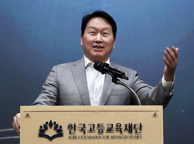 최태원&nbsp;SK회장 겸 한국고등교육재단 이사장이&nbsp;22일 서울 강남구 한국고등교육재단(KFAS)&nbsp;빌딩에서 열린 신진학자상·해외유학장학증서 수여식에서 격려인사를 하고 있다. SK그룹 제공 [뉴스락]