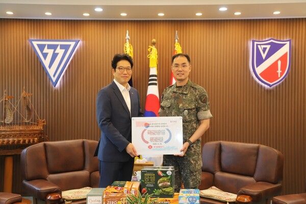 지난 23일 제17보병사단에서 조능제 롯데웰푸드 CSR 부문장(왼쪽)과 김용수 제17보병사단장(오른쪽)이 1사 1병영 협약 위문품 전달식을 진행했다. 롯데웰푸드 제공 [뉴스락]