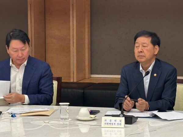 (왼쪽부터) 최태원 대한상공회의 회장과 구윤철 국무총리 겸 기획재정부 장관이 회의에 집중하고 있다. 사진=김도연 기자 [뉴스락]