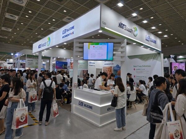 &nbsp;KCC실리콘이 7월 1일부터 3일간 서울 코엑스에서 열리는 '인-코스메틱스 코리아 2026'에 참가해 K-뷰티 시장을 겨냥한 고기능 실리콘 소재와 기술력을 선보인다. 사진은 KCC실리콘 부스전경. 사진=KCC실리콘 [뉴스락]&nbsp;