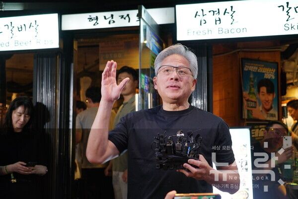 젠슨 황 엔비디아 CEO가 회동 중간 식당을 나와 기자들과 질의응답을 가졌다. 사진=김도연 기자 [뉴스락]