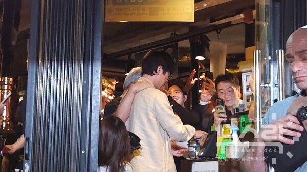 이해진 네이버 이사회 의장이 '삼쏘 회동' 비용을 계산하고 있다. 사진=김도연 기자 [뉴스락]