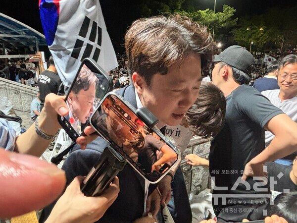 이준석 개혁신당 대표가 집회 현장에 찾아와 시민들과 질의응답을 하고 있다. 사진=김도연 기자 [뉴스락]