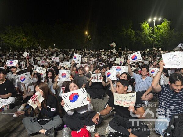 투표 용지 부족에 분노한 시민들이 모여 태극기를 들고 