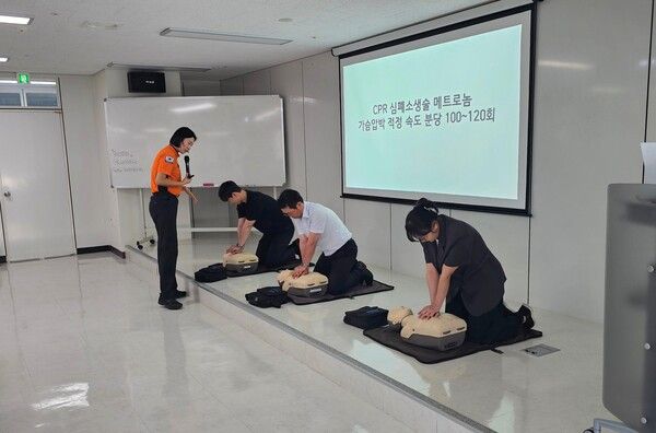 대한해운과 KLCSM의 협력사 임직원들이 지난 5일 부산 중구 KLCSM 본사에서 열린 2026년도 상반기 안전보건교육에서 부산중부소방서 소속 전문강사의 지도 아래 심폐소생술(CPR)을 실습하고 있다. 산업재해 예방과 상생 안전문화 구축을 위해 진행된 이날 교육에는 전국 52곳 협력사에서 65명이 참석했다. SM그룹 제공 [뉴스락]