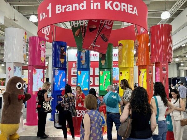 미국 뉴욕에서 열린 팬시푸드쇼 2026에 참가한 롯데웰푸드 부스를 참관객이 둘러보고 있다. 롯데웰푸드 제공 [뉴스락]