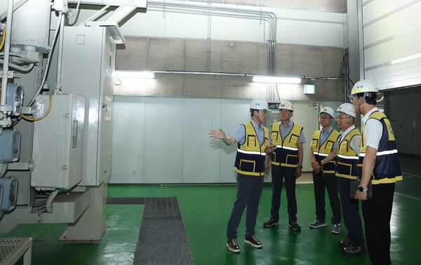 김동철 한전 사장(왼쪽에서 네번째)이 신문래변전소 345kV 변압기실에서 현장점검하는 모습. 한전 제공 [뉴스락]
