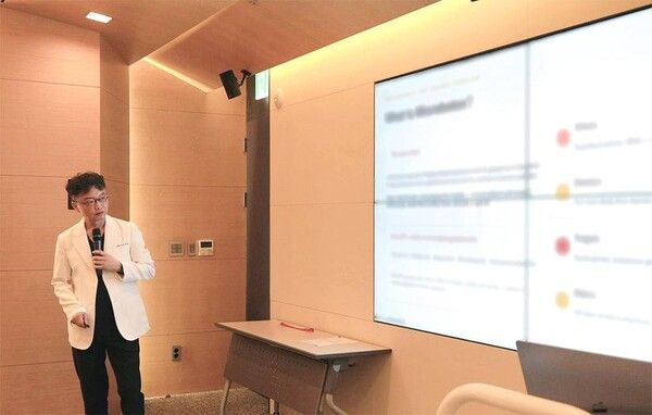 지난 11일 일본 의료진을 대상으로 실시한 학술교육 프로그램 'M.LAB'에서 김형문 메이린의원 압구정점 원장이 강연을 진행하고 있다. 메디톡스 제공 [뉴스락]