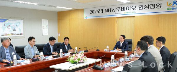 지난 14일 경기도 수원시 NH농우바이오 본사를 방문한 김주양 농업경제대표이사가 경영현황을 점검하고 있다. 농협경제지주 제공 [뉴스락]