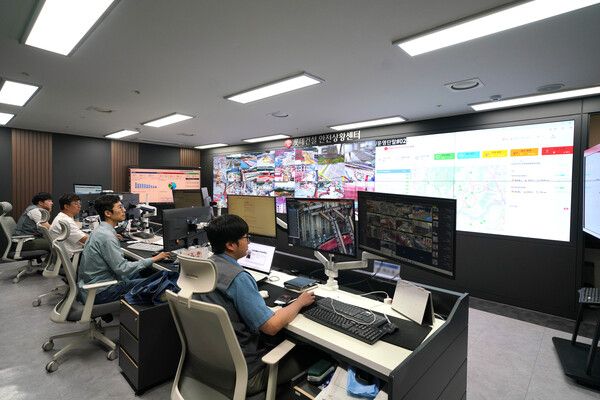 롯데건설&nbsp;본사&nbsp;안전관리자들이&nbsp;안전상황센터에서&nbsp;전국&nbsp;현장의&nbsp;IoT&nbsp;온∙습도계&nbsp;가동상태와&nbsp;실시간&nbsp;체감온도를&nbsp;모니터&nbsp;링하고&nbsp;있다. 롯데건설 제공 [뉴스락]