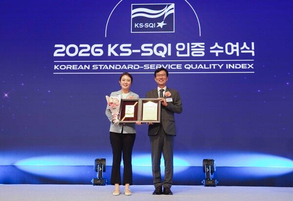 이혜연&nbsp;SKT&nbsp;고객가치혁신실장(왼쪽)이 한국표준협회가 주관하는&nbsp;2026년도 한국서비스품질지수(KS-SQI)&nbsp;인증 수여식에서 수상 후 기념 촬영하는 모습. SKT 제공 [뉴스락]