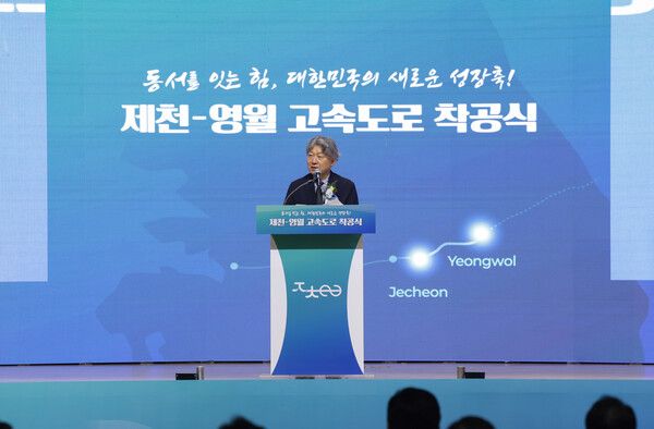 21일 영월 스포츠파크 실내체육관에서 열린 제천-영월 건설공사 착공식에서 유정훈 한국도로공사 사장이 기념사를 하고 있다. 사진=한국도로공사 [뉴스락]