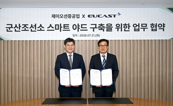 (왼쪽부터) 김재형 유캐스트 대표와 하화정 제이오션중공업 대표가 업무협약(MOU) 체결 후 기념촬영을 하고 있다. 사진=제이오션중공업 [뉴스락]