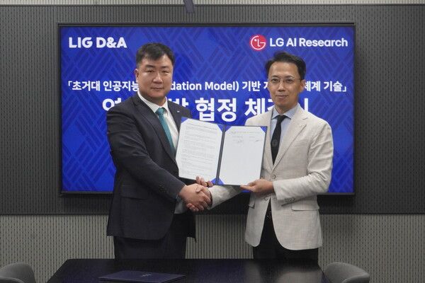 지난 20일 서울사무소에서 LIG D&A는 LG AI연구원과 ‘초거대 인공지능 기반 지휘통제체계 기술개발을 위한 업무협약(MOU)’을 체결했다. 체결행사를 마친 김현기 LIG D&A C5ISR 사업본부장(왼쪽)과 이화영 LG AI연구원 사업부문장(오른쪽)이 기념사진을 촬영하고 있다. 사진=LIG D&A [뉴스락]