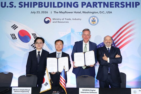 HD현대는 현지시간&nbsp;23일(목)&nbsp;미국 워싱턴에서 진행된 한·미 조선협력센터(KUSPC)&nbsp;개소식 행사에서 글로벌 엔지니어링 기업 지멘스와&nbsp;‘차세대 마린 플랫폼’&nbsp;도입을 위한 본계약을 체결했다(왼쪽부터 김정관 산업통상부 장관, HD한국조선해양 김형관 대표,&nbsp;지멘스 토니 헤멀건 대표,&nbsp;하워드 러트닉&nbsp;美&nbsp;상무부 장관). HD현대 제공 [뉴스락]