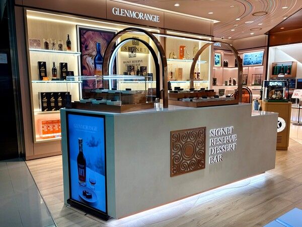 롯데면세점(대표이사 김동하)이 인천공항점에 세계 최초로 ‘글렌모렌지(Glenmorangie)’ 시그넷 리저브 디저트 바를 운영한다고&nbsp;24일 밝혔다.&nbsp;사진은 롯데면세점 인천공항점 제2여객터미널 주류 플래그십 매장 내 글렌모렌지 시그넷 리저브 디저트 바 전경.