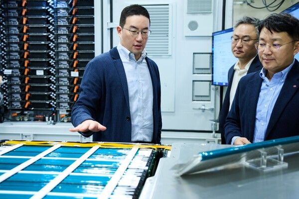 구광모&nbsp;㈜LG&nbsp;대표가&nbsp;LG에너지솔루션의&nbsp;북미&nbsp;ESS&nbsp;SI&nbsp;전문&nbsp;자회사&nbsp;버테크에서&nbsp;ESS&nbsp;배터리팩에&nbsp;들어가는&nbsp;파우치형&nbsp;배터리셀을&nbsp;살펴보고&nbsp;있다. LG 제공 [뉴스락]