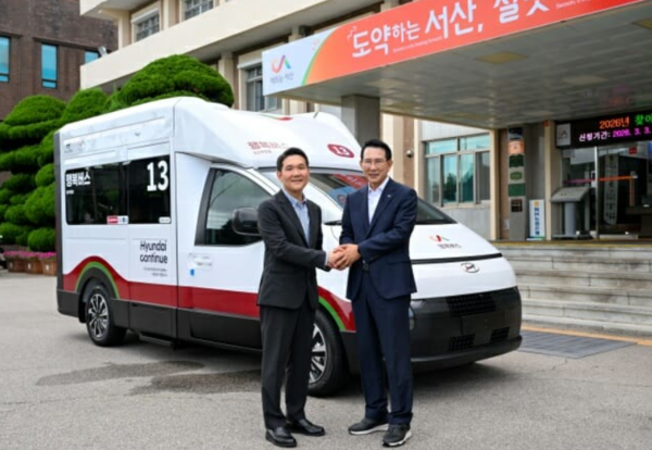 '현대&nbsp;유니버설&nbsp;솔루션'&nbsp;임산부 특화차량&nbsp;기증식&nbsp;기념&nbsp;촬영&nbsp;(왼쪽부터&nbsp;전현철&nbsp;현대차&nbsp;사업개발&지속가능경영실장,&nbsp;이완섭&nbsp;서산시장) 현대차 제공 [뉴스락]