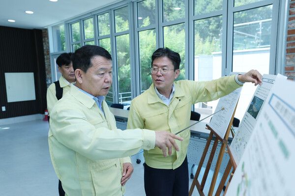 한국수자원공사가 윤석대 사장이 경남 밀양댐을 직접 방문해 지역 내 물 확보 현황과 가뭄 극복 방안, 낙동강 일대의 식수 및 농업용수 조달 대책을 전반적으로 점검했다. 사진 한국수자원공사 [뉴스락]