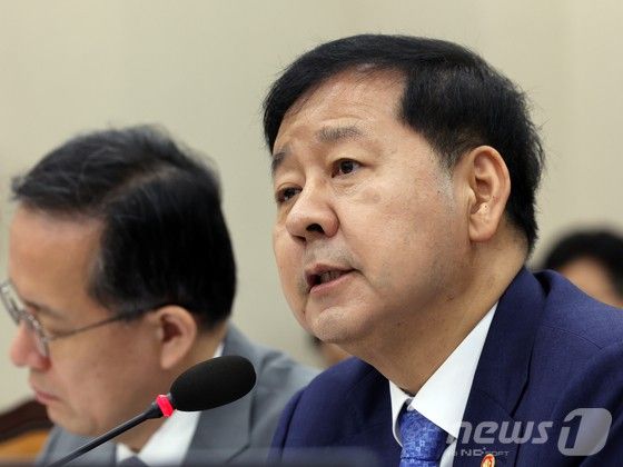 구윤철 부총리 겸 재정경제부 장관이 29일 오전 서울 여의도 국회 에서 열린 재정경제기획위원회 전체회의에서 의원질의에 답하고 있다.