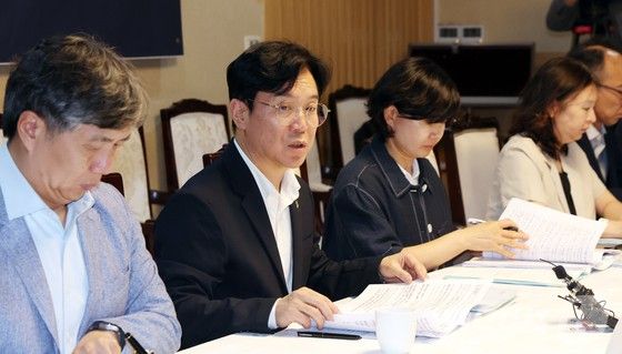 김영훈 고용노동부 장관이 30일 오후 서울 종로구 세종대로 정부서울청사에서 열린 노동안전 범정부 협의체 회의에서 모두 발언을 하고 있다.
