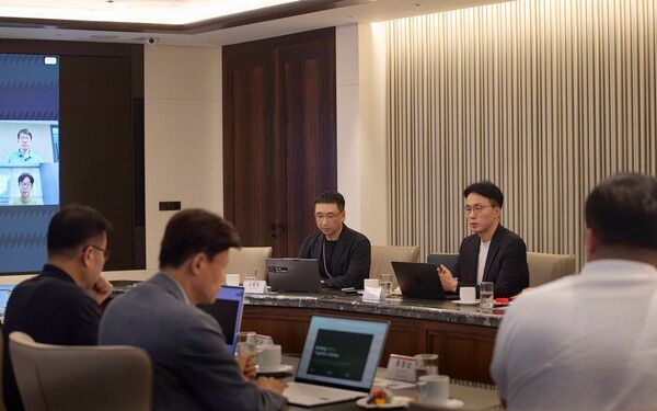30일 종로구 SK 서린사옥에서 열린 '피지컬 AI·로보틱스 스타트업 간담회'에서 SK 멤버사 주요 임원들과 스타트업 8개사 CEO들이 로보틱스 산업 동향을 공유하며 사업 협력 기회를 논의하고 있다. 사진=SK텔레콤 [뉴스락]