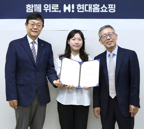 지난 30일 서울 강동구 천호동 현대홈쇼핑 본사에서 진행된 장애인 가정 장학사업 '하이(H!) 두드림투게더' 장학금 전달식에서 한광영 현대홈쇼핑 대표(왼쪽)와 나운환 한국장애인재활협회 회장(오른쪽)이 장학생 대표와 기념촬영을 하고 있다.&nbsp;현대백화점그룹 제공 [뉴스락]