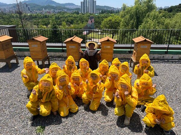 '꿀벌정원학교’에&nbsp;참여한&nbsp;현대엔지니어링&nbsp;임직원&nbsp;자녀가&nbsp;꿀벌을&nbsp;관찰하고&nbsp;있다. 현대엔지니어링 제공 [뉴스락]