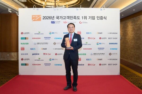 8일, 서울 소공동 롯데호텔에서 열린 ‘2026년 NCSI 전자제품 및 유통 서비스 부문 1위 기업 인증식’에서 김종용 LG전자 한국B2C그룹장(전무)이 11년 연속 가전·IT 부문 최다 업종 수상 기념 사진을 촬영하고 있다. 사진=LG전자 [뉴스락]