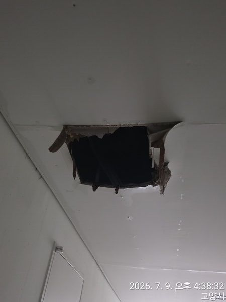 지축역 현대프리미어캠퍼스 A동 8층에서 누수로 인해 천장이 붕괴되는 사고가 발생했다. 사진=독자제공 [뉴스락]