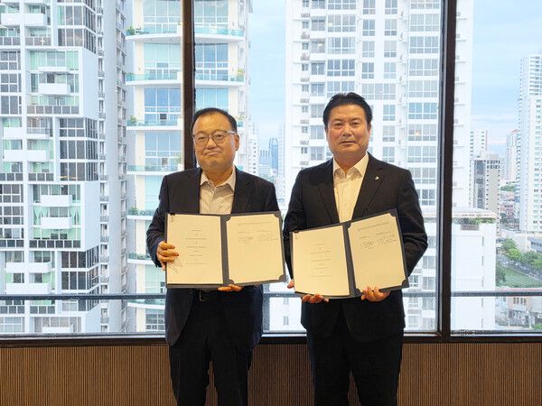 HD현대중공업이 미국 에너지 인프라 개발기업&nbsp;‘코반에너지그룹‘과 미국 현지 데이터센터 구축을 위한 발전설비 공급계약을 체결했다(왼쪽부터 코반에너지 그룹 다니엘 정(Daniel Chung)&nbsp;대표, HD현대중공업 한주석 엔진기계 사업대표). HD현대중공업 제공 [뉴스락]