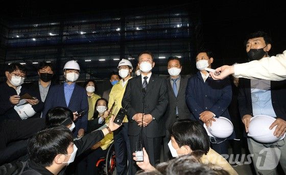 이재명 대통령이 더불어민주당 대표 시절인 지난 2022년 10월 21일 경기 안성시 원곡면의 저온물류창고 신축 공사장 붕괴 사고 현장을 둘러보고 나와 발언을 하고 있다.뉴스1