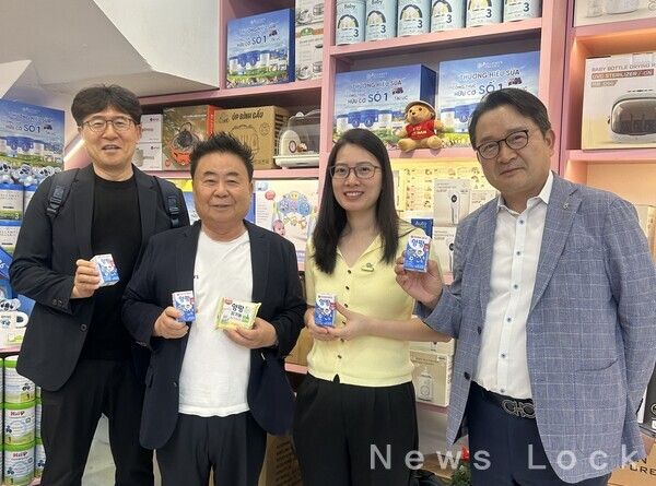 이재호 NH농협무역 대표이사(맨 오른쪽), 문진섭 서울우유협동조합장(왼쪽 두번째) 등 관계자들이 베트남 시장 내 서울우유 제품의 유통 현황을 살펴보고 있다. 농협무역 제공