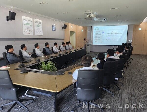 서울우유협동조합(조합장 문진섭)이 자체 AI 플랫폼 ‘서울우유 GPT’를 도입하고, 디지털 업무 혁신을 본격 추진한다. 사진은 서울우유 양주공장에서 AI 활용 역량 강화 교육을 진행하는 모습. 서울우유협동조합 제공
