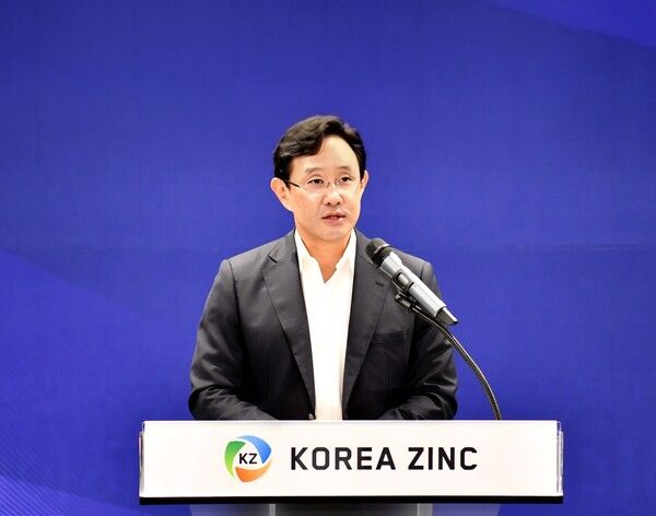 최윤범 고려아연 회장은 이날 발표한 창립기념사를 통해 핵심 화두로 '도가니(Crucible)'를 던졌다. 그는 미국 통합제련소 구축 사업인 '프로젝트 크루서블'을 언급하며, 단련과 정제의 공간인 도가니처럼 시련을 극복하고 새로운 가치를 창출하겠다는 의지를 분명히 했다. 사진 고려아연 [뉴스락]