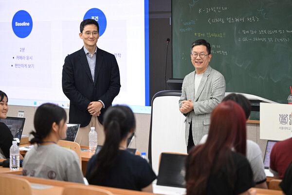 김대헌 호반그룹 기획총괄사장(왼쪽)이 지난 4일 서울대학교에서 열린 'K-과학인재 아카데미 고등학생 캠프'를 찾아 참가 학생들을 격려하며 대화를 나누고 있다. 호반그룹 제공 [뉴스락]
