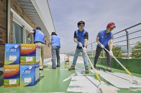 2025년 5월에 KCC 관계자들이 전북 진안군 장애인 시설 흰마실에서 옥상 차열페인트 시공을 하고 있다