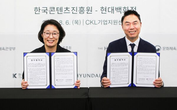 지난 6일 서울 중구 CKL기업지원센터에서 열린 '패션 디자이너 브랜드 해외 진출 활성화 및 동반성장을 위한 업무협약' 체결식에서 정지영 현대백화점 사장(오른쪽)과 김윤지 한국콘텐츠진흥원 원장(왼쪽)이 기념사진을 찍고 있다. 현대백화점그룹 제공 [뉴스락]