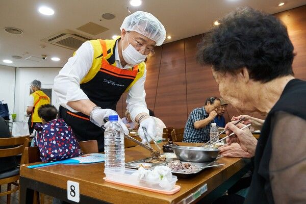 IPARK현대산업개발은 연일 무더위가 기승을 부리는 날씨가 이어지는 가운데 서울 노원구 월계종합사회복지관에서 지역 어르신들의 건강한 여름나기를 위한 삼계탕 전달식과 배식 봉사활동을 진행했다. 사진=IPARK현대산업개발 [뉴스락]