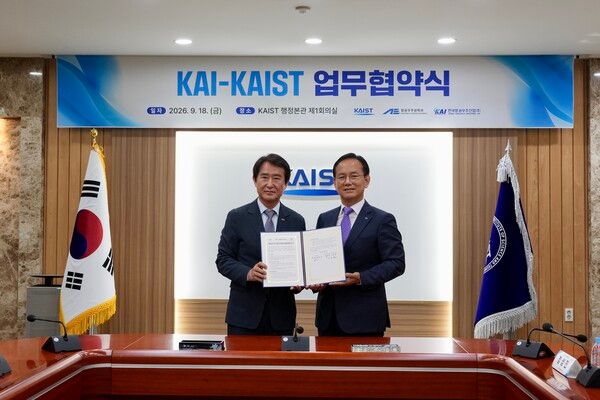 18일 KAI-KAIST 업무협약에서 (오른쪽) 김종출 KAI 사장과&nbsp;배충식 KAIST 총장이 기념촬영을 하고 있다.&nbsp;KAI 제공 [뉴스락]