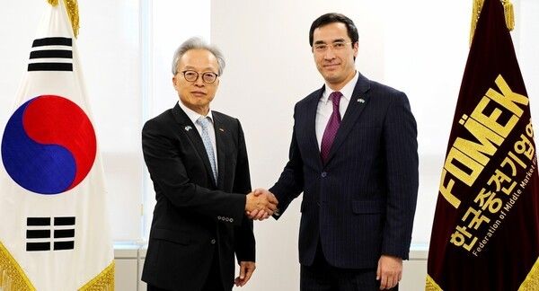 최진식 한국중견기업연합회 회장과 아세트 이센알리 주한카자흐스탄대사(왼쪽부터)가 기념사진을 찍고 있다. 사진=중견련 [뉴스락]