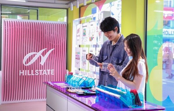 이구홈 성수(29CM HOME SEONGSU) 1호점’에 오픈한 힐스테이트 브랜드 팝업 스토어에서 관람객이 이벤트에 직접 참여하고 있다. 현대건설 제공 [뉴스락]