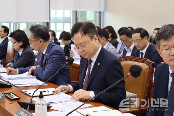 보건복지부 조규홍 장관이 12일 오전 서울 여의도 국회에서 열린 보건복지위원회 국정감사에서 의원 질의에 답변하고 있다. ⓒ투데이신문